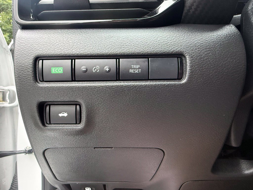 Certified 2025 Nissan Sentra SR FWD image 17
