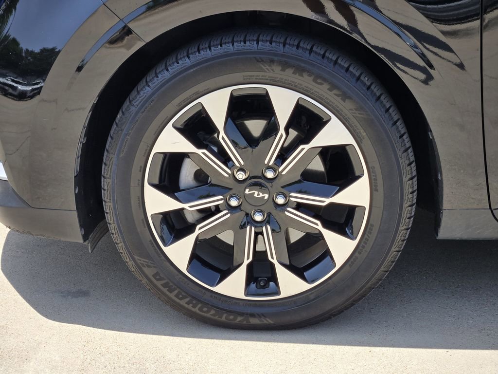 Used 2024 Kia Carnival EX FWD image 17