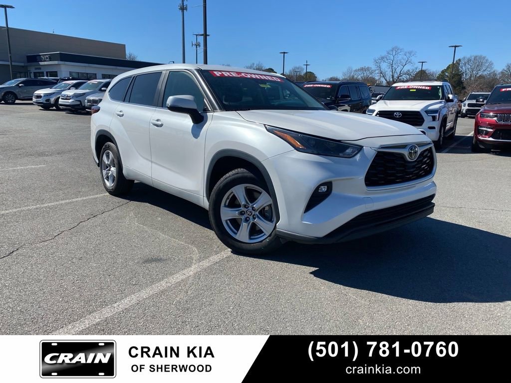 Used 2024 Toyota Highlander LE image 1