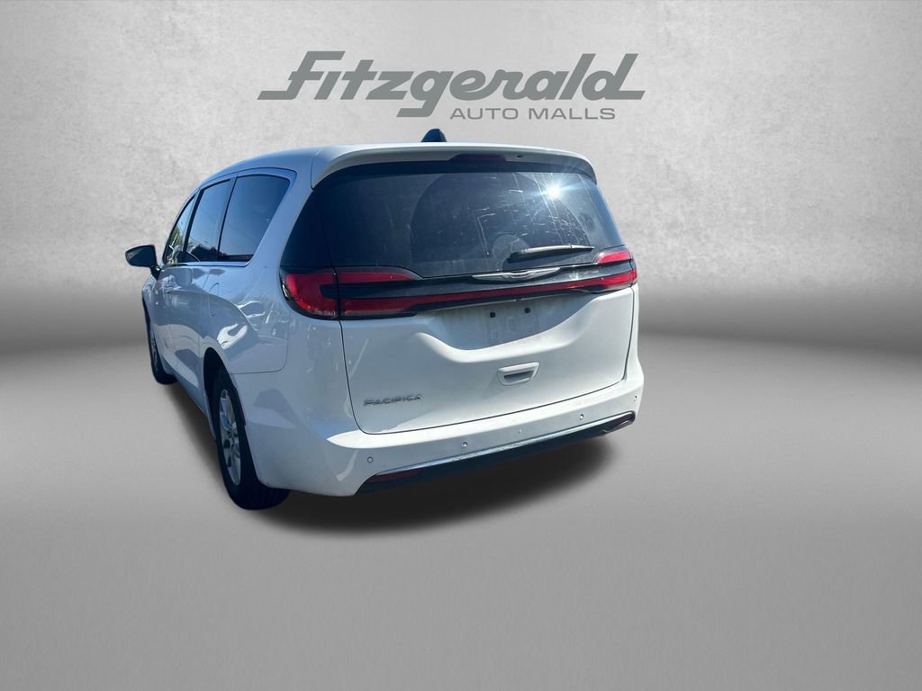 Used 2023 Chrysler Pacifica Touring-L image 5