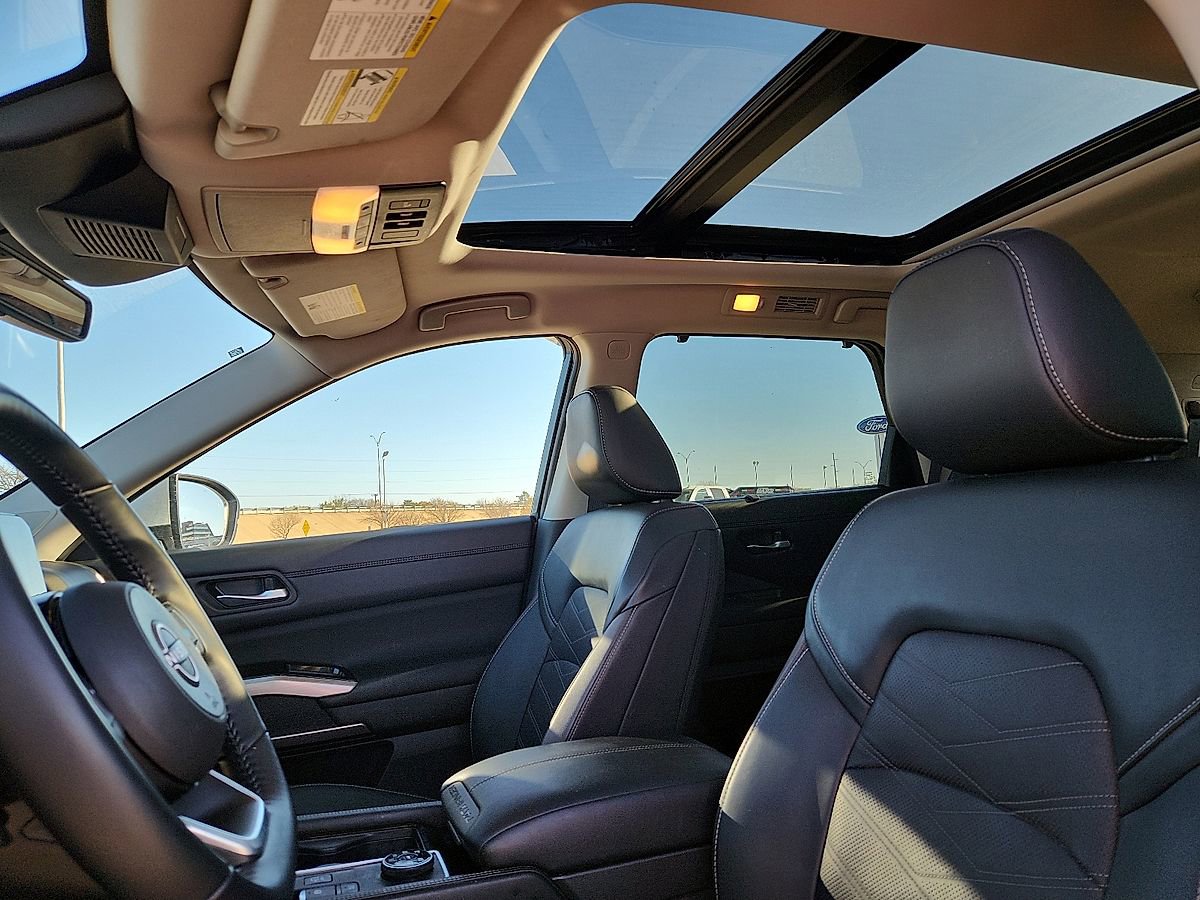 Used 2025 Nissan Pathfinder Platinum w/ Cargo Package image 12