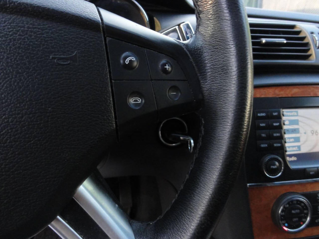 Used 2006 Mercedes-Benz R 350 4MATIC image 22