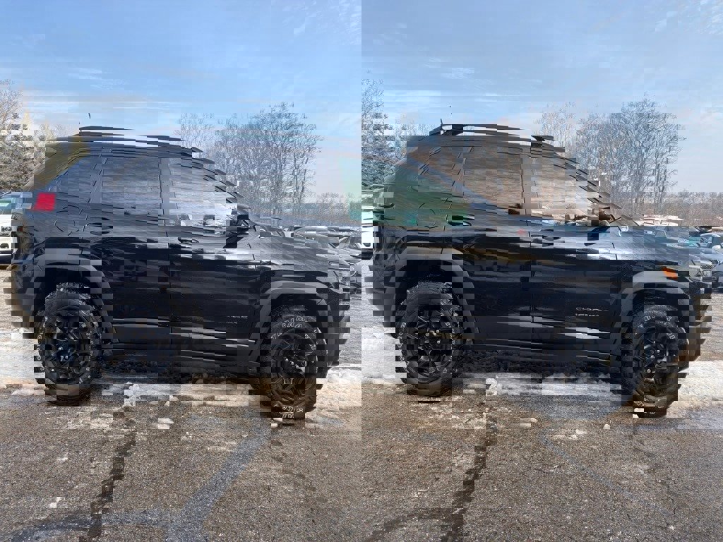 Used 2022 Jeep Cherokee Trailhawk w/ Premium Leather Package image 8