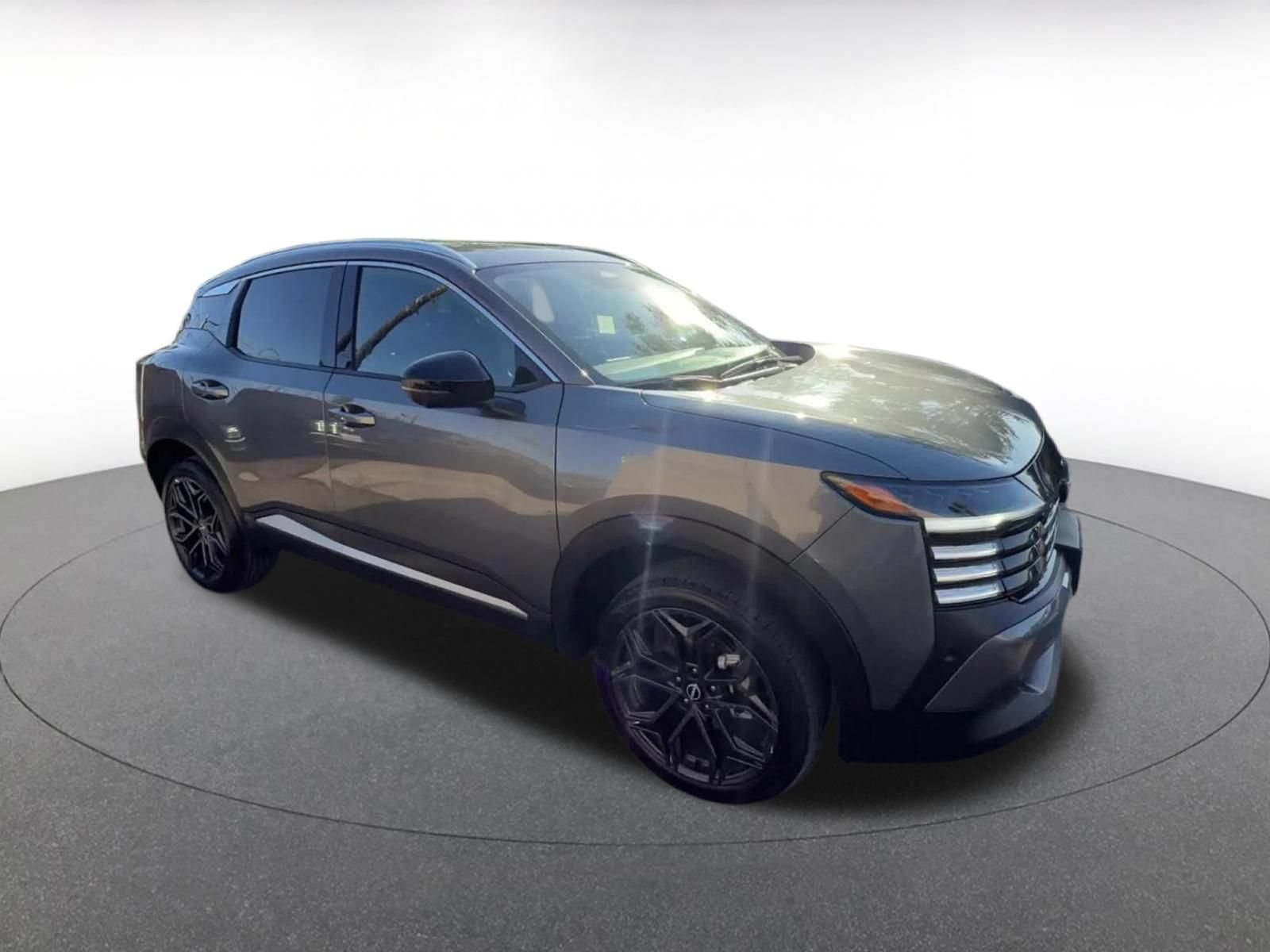 Used 2026 Nissan Kicks SR FWD image 2