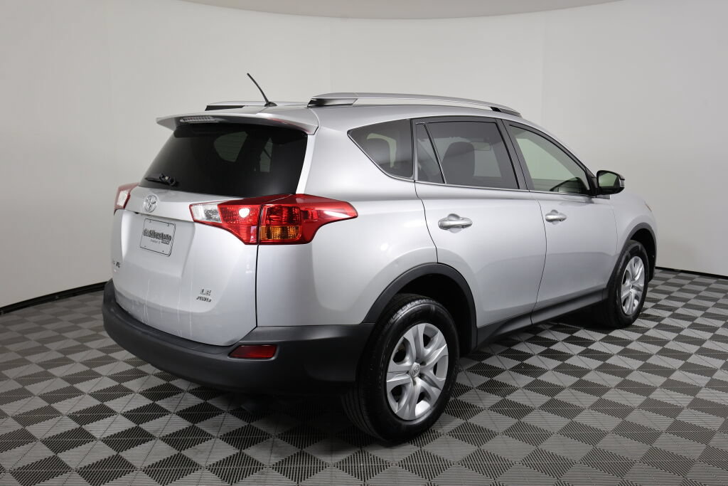 Used 2015 Toyota RAV4 LE AWD/4WD image 2