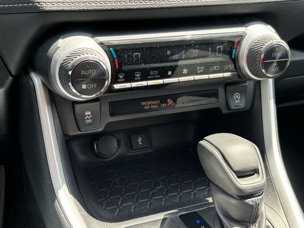 Used 2021 Toyota RAV4 XLE w/ Convenience Package FWD image 11