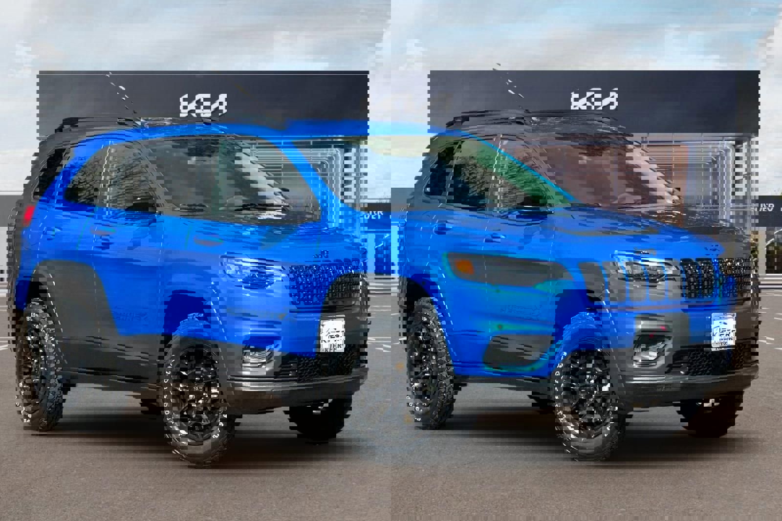 Used 2022 Jeep Cherokee Latitude image 2