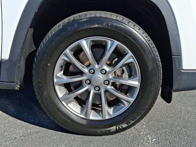 Used 2019 Jeep Cherokee Latitude Plus w/ Cold Weather Group AWD/4WD image 8