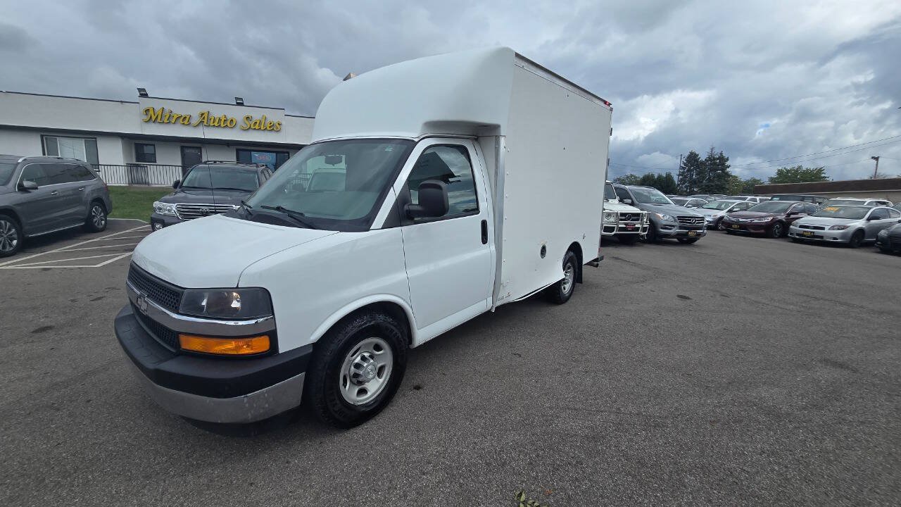 Used 2017 Chevrolet Express 3500 w/ Chrome Appearance Package RWD image 3