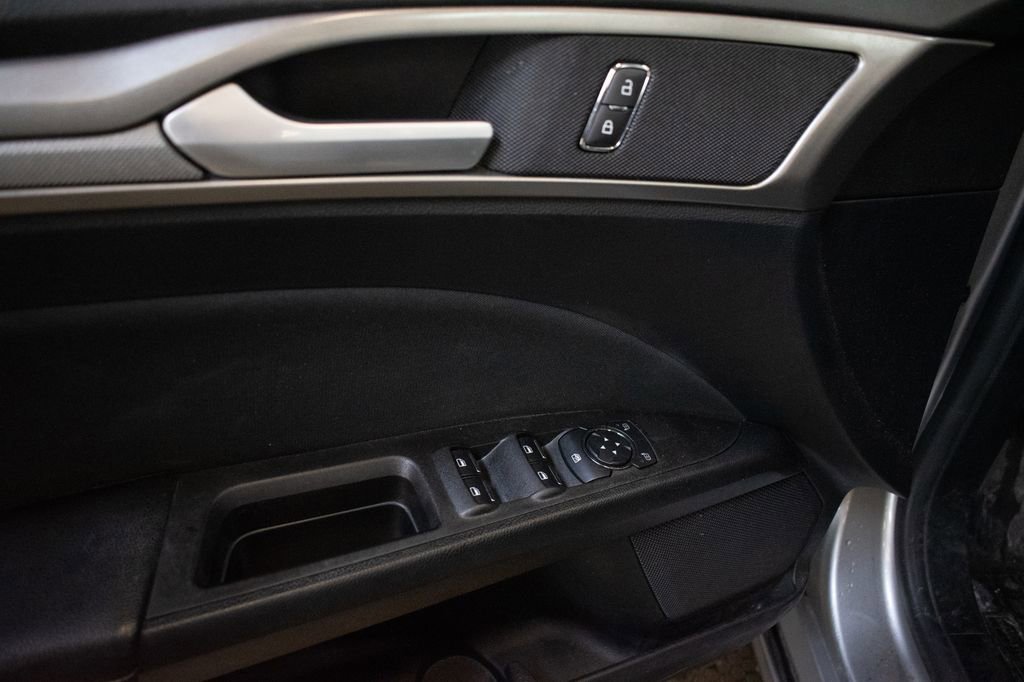 Used 2020 Ford Fusion SE FWD image 21