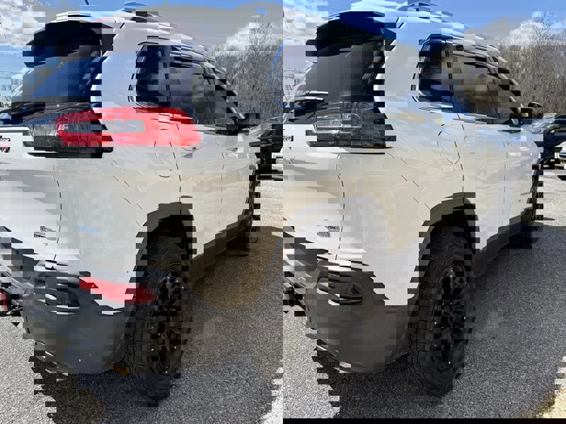 Used 2015 Jeep Cherokee Latitude w/ Comfort/Convenience Group image 5