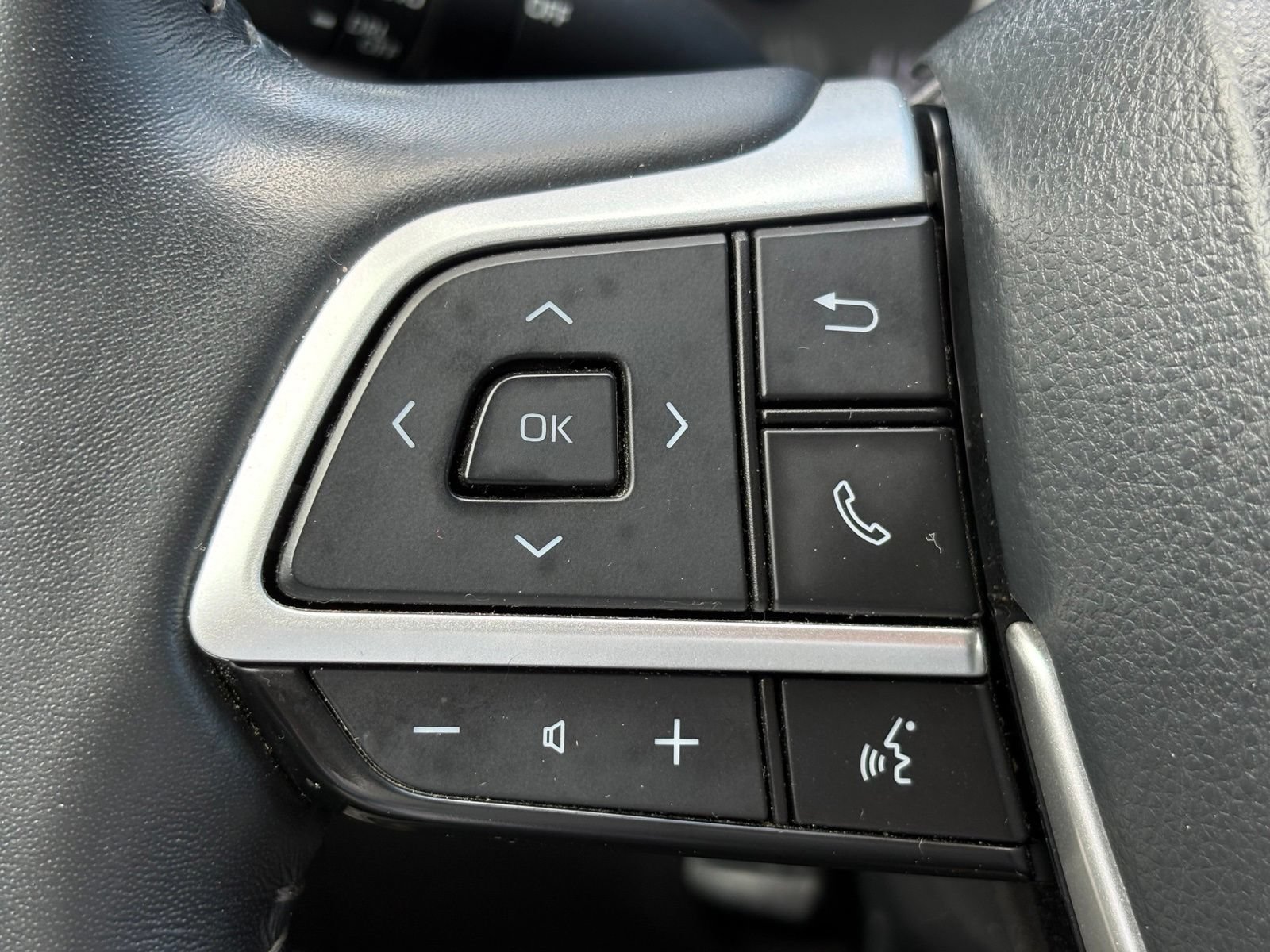 Used 2023 Toyota Highlander XLE AWD/4WD image 14