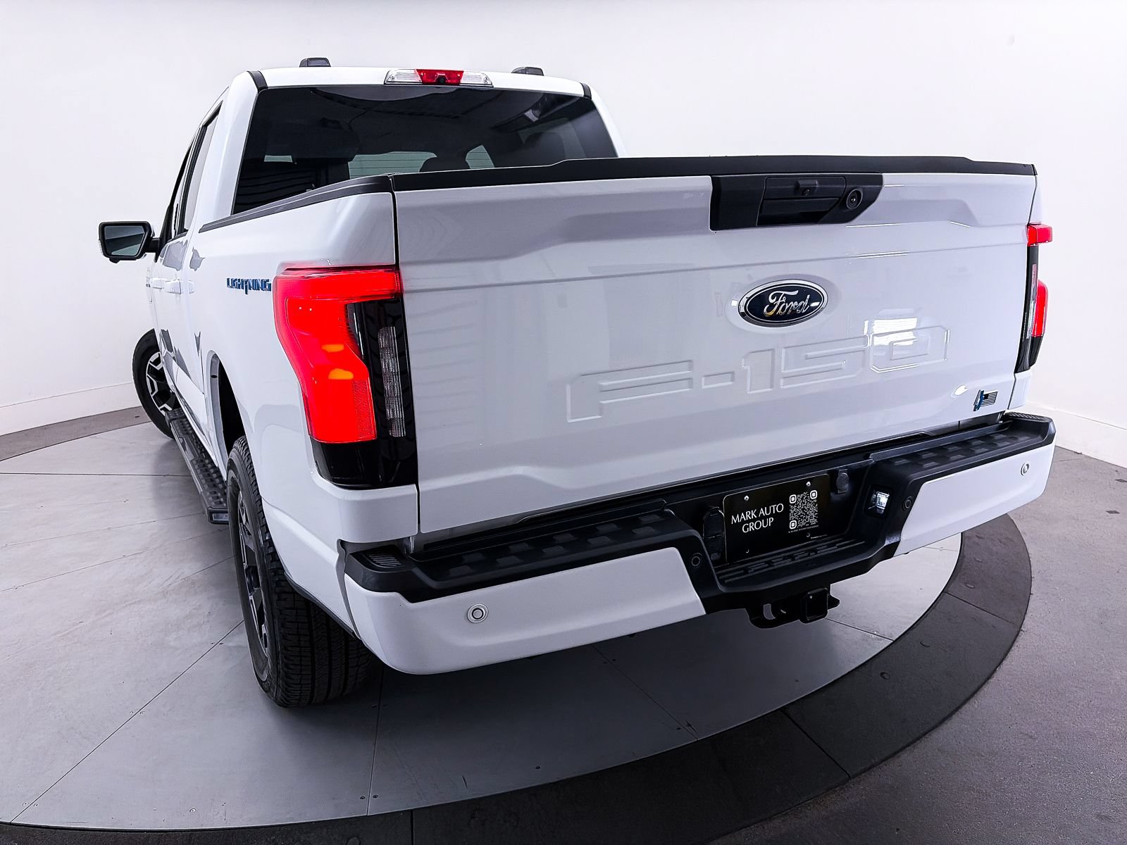 Used 2022 Ford F150 Lightning XLT AWD/4WD image 4