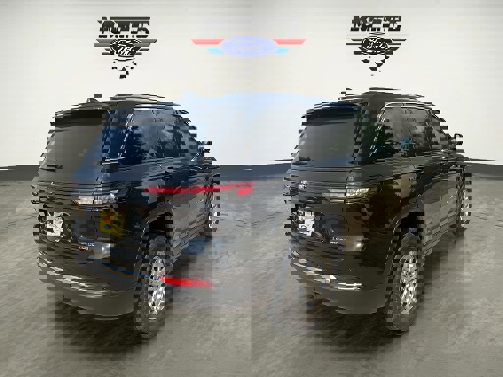 Used 2023 Jeep Grand Cherokee Laredo image 5