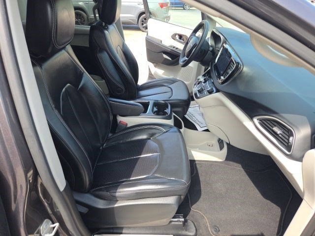 Used 2023 Chrysler Pacifica Touring-L FWD image 52