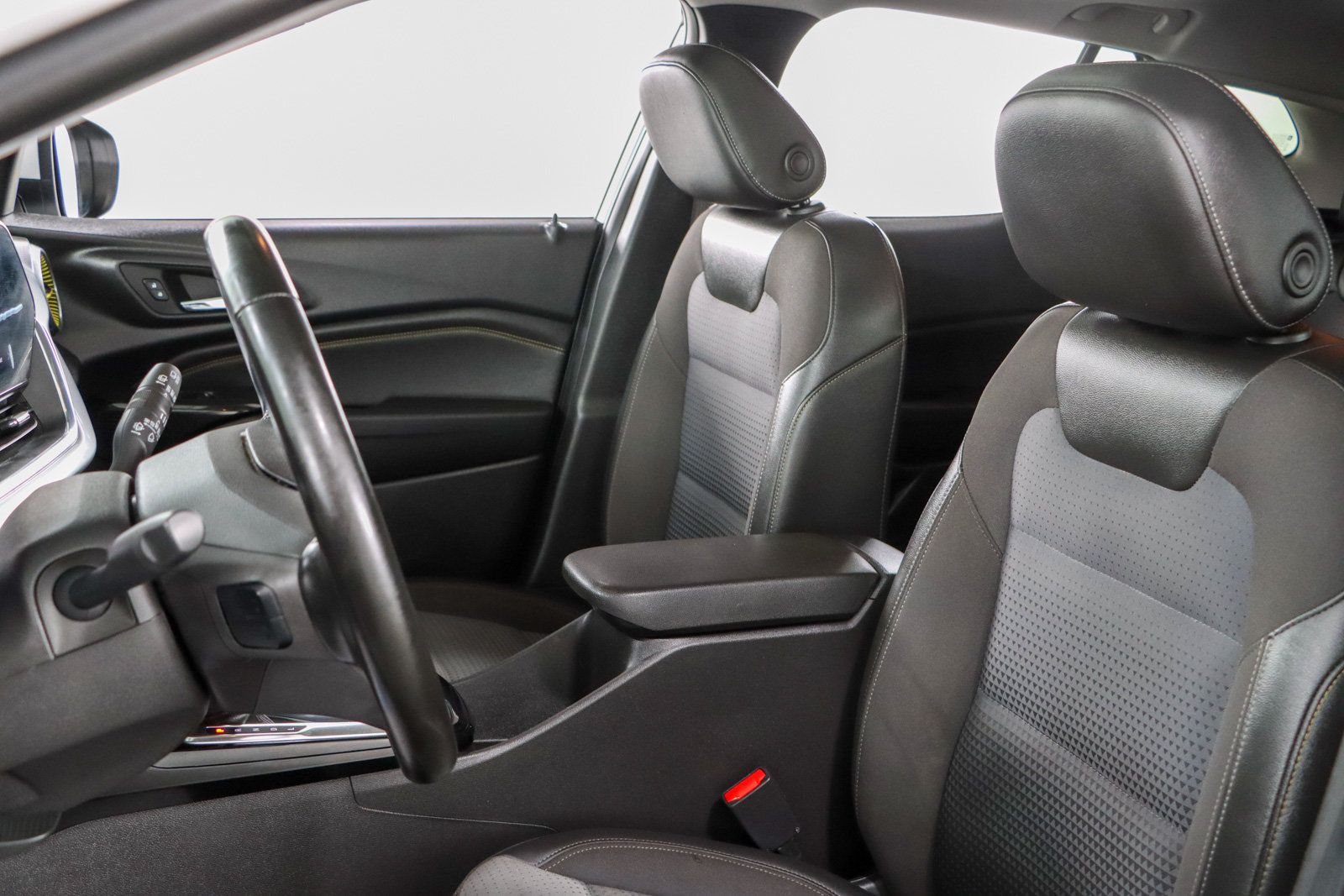 Used 2024 Chevrolet Trax LT w/ Sunroof Package FWD image 23