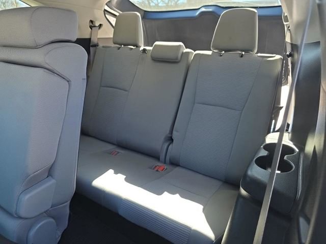 Used 2021 Toyota Highlander LE image 11