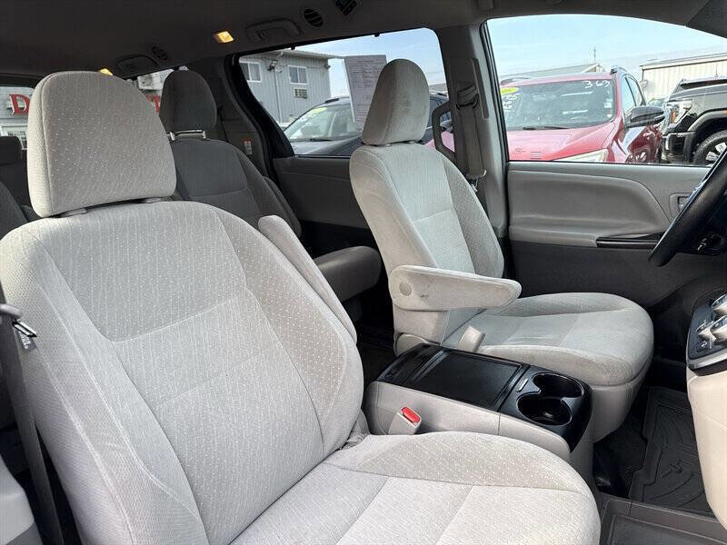 Used 2017 Toyota Sienna LE image 18