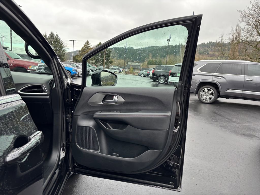 Used 2025 Chrysler Pacifica Select image 26
