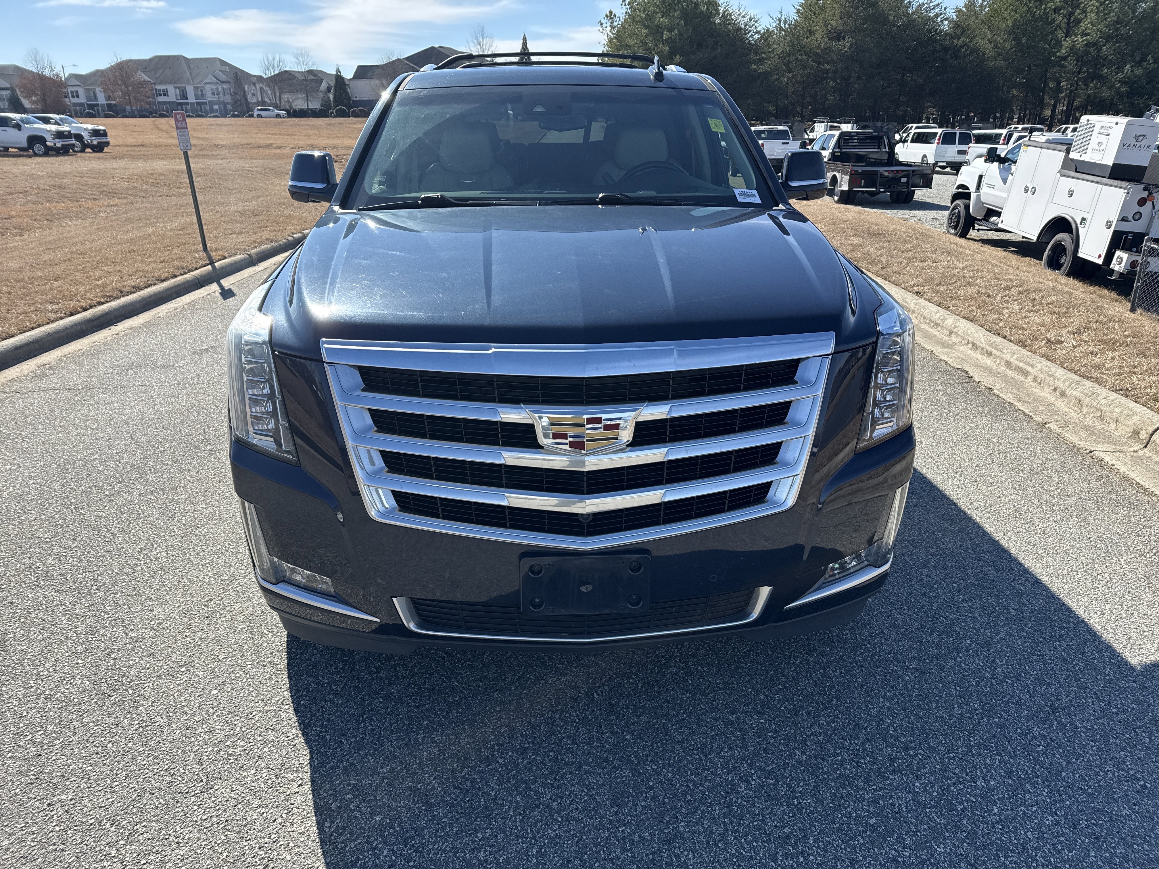 Used 2017 Cadillac Escalade Luxury image 3