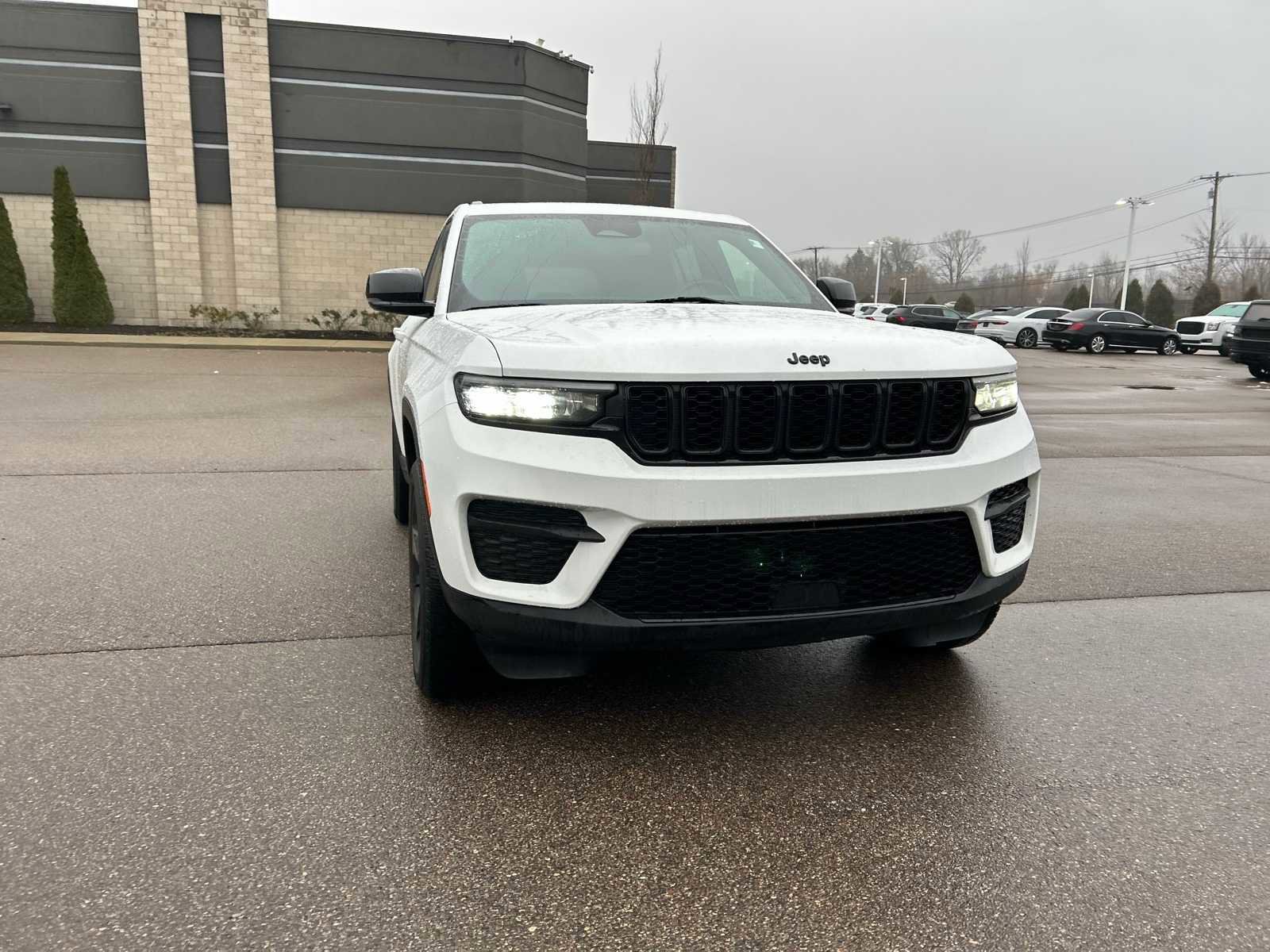 Used 2022 Jeep Grand Cherokee Altitude image 9