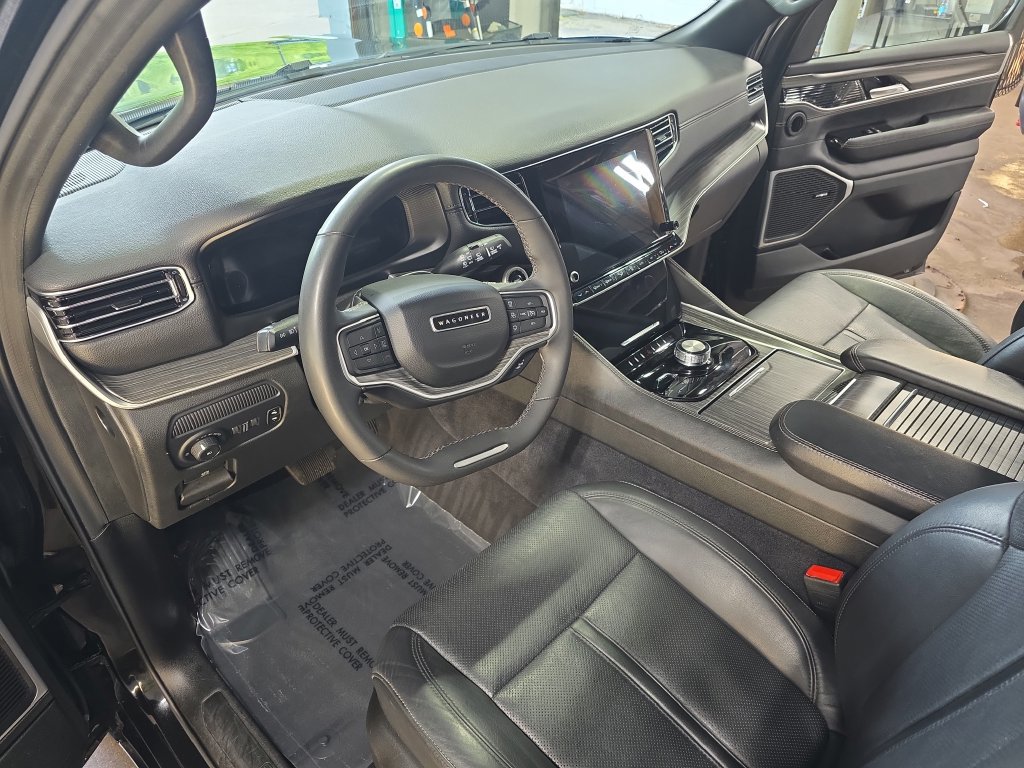 Used 2024 Jeep Wagoneer L Series II w/ Flexible Seating Group AWD/4WD image 18