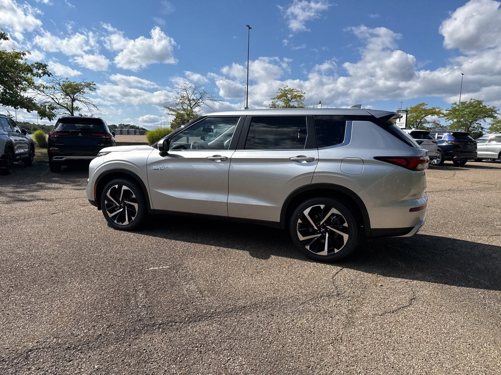 New 2025 Mitsubishi Outlander SE image 11