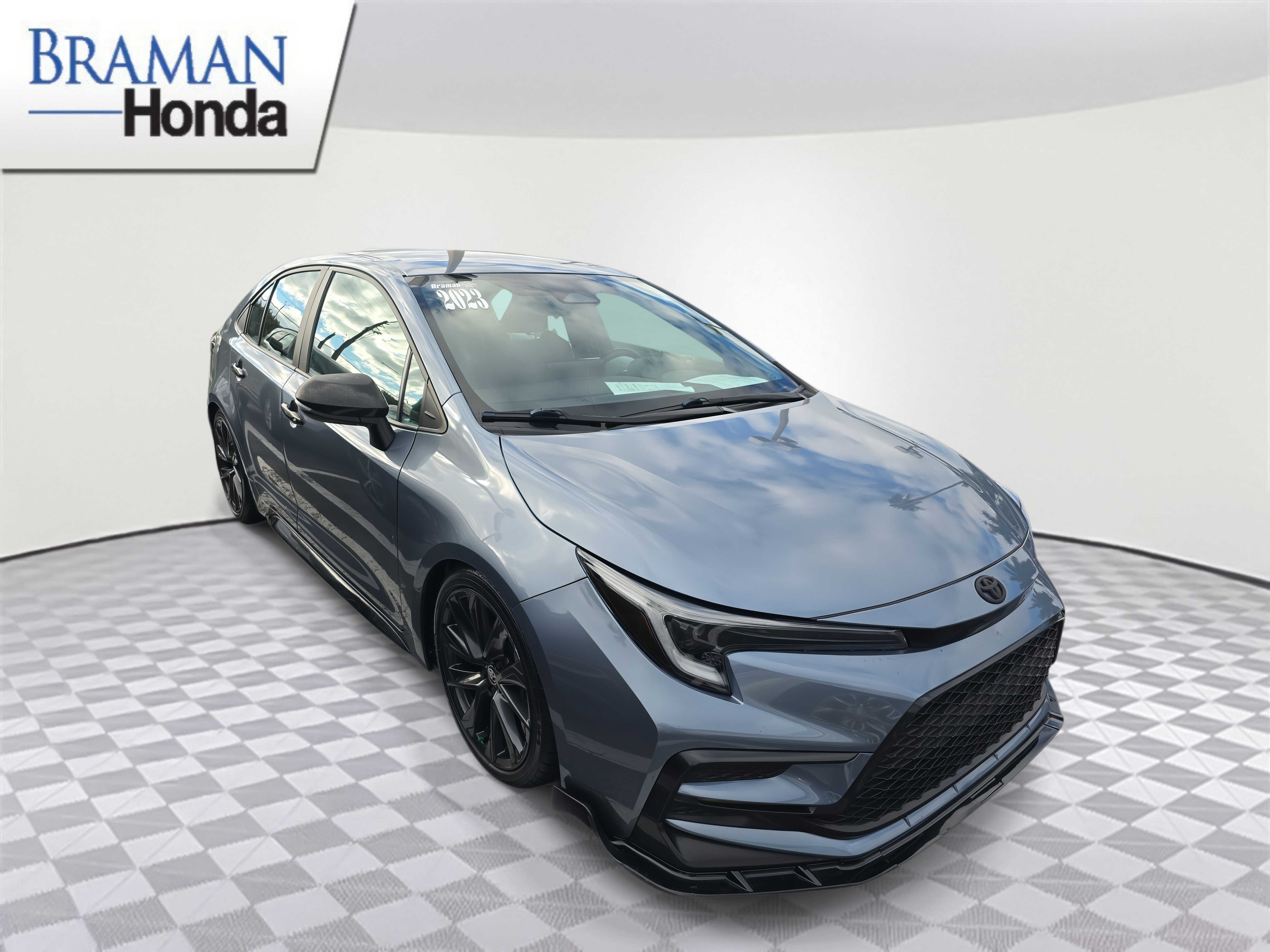 Used 2023 Toyota Corolla SE image 2