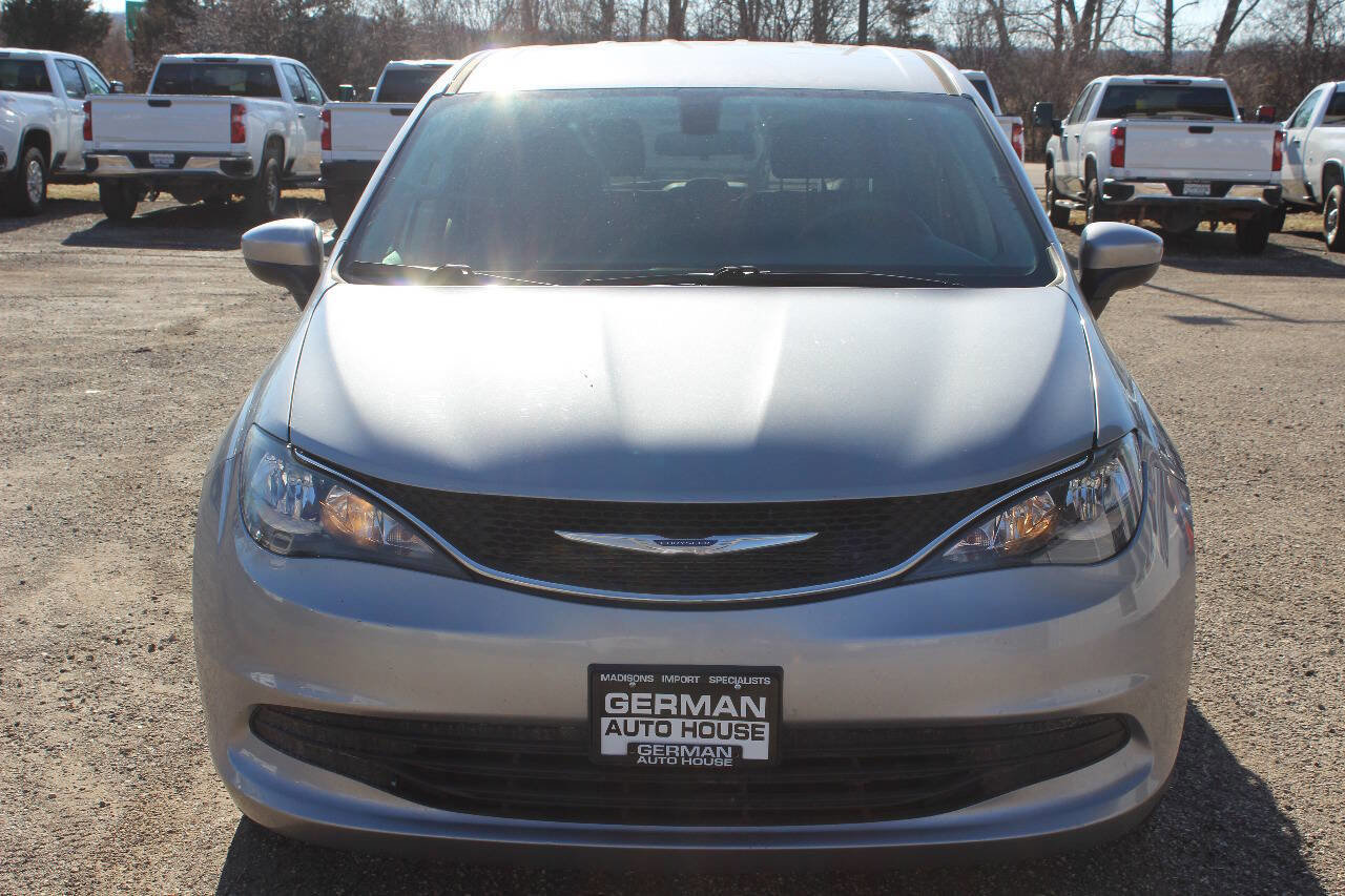 Used 2019 Chrysler Pacifica LX image 2