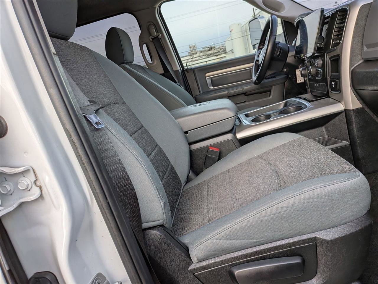 Used 2018 RAM 1500 SLT image 30