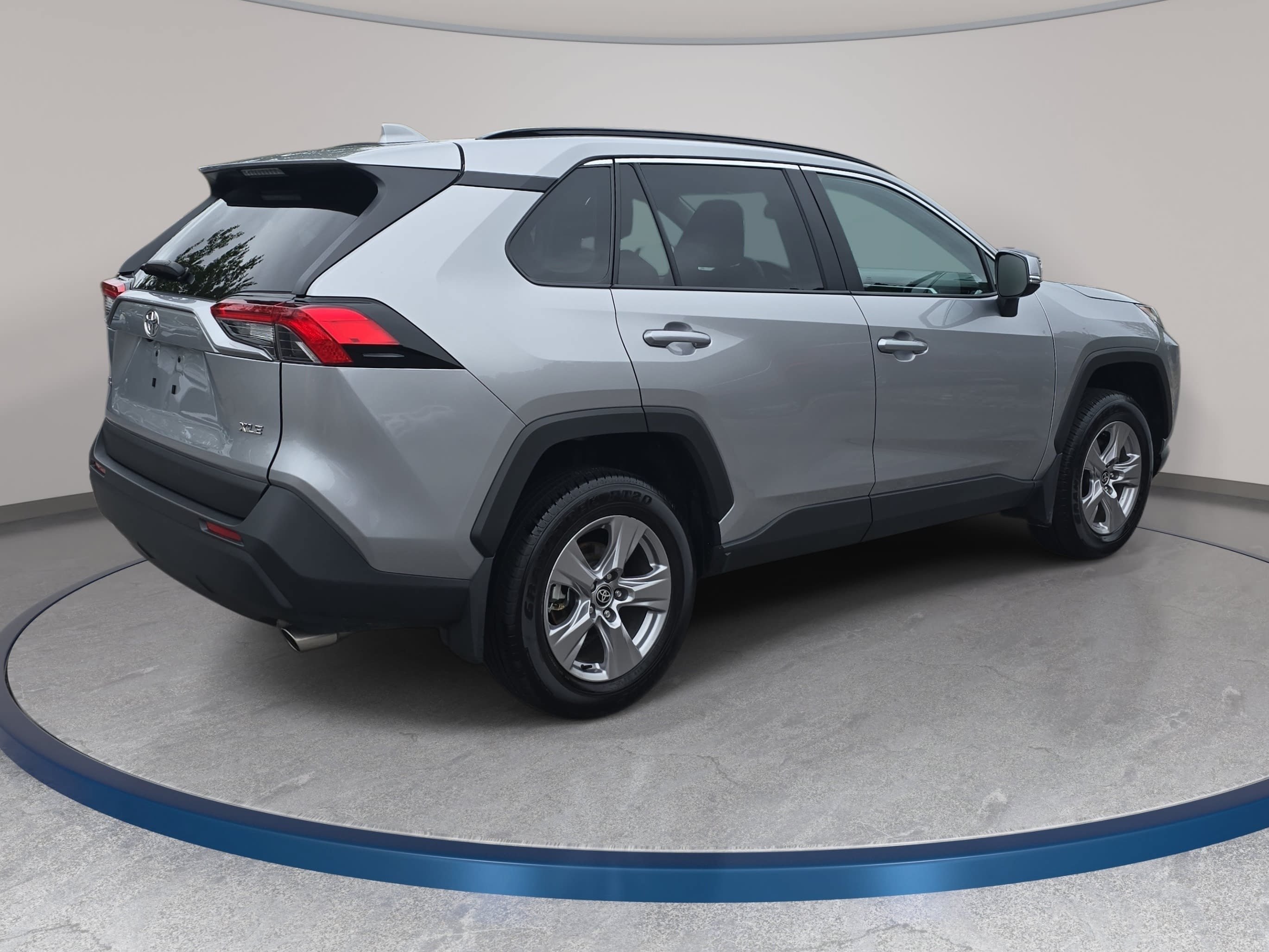 Used 2025 Toyota RAV4 XLE w/ Convenience Package FWD image 5