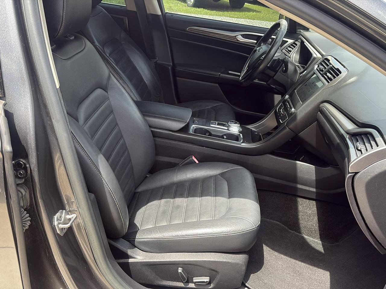 Used 2017 Ford Fusion SE w/ Fusion SE Technology Package FWD image 18