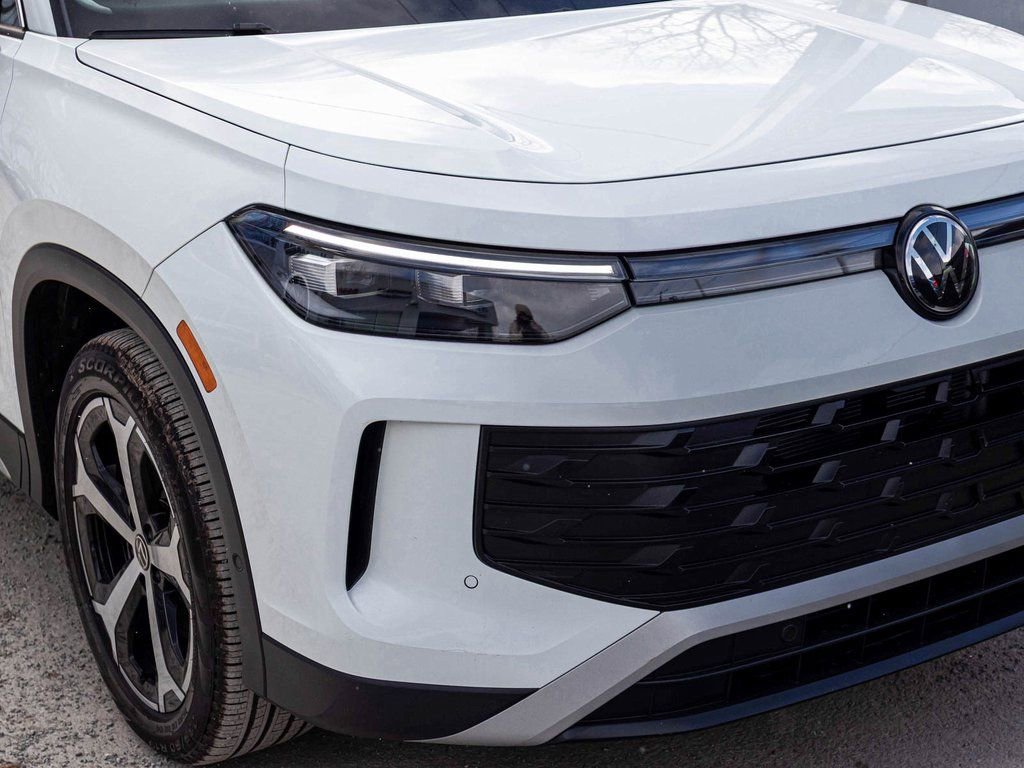Used 2025 Volkswagen Tiguan SE image 36