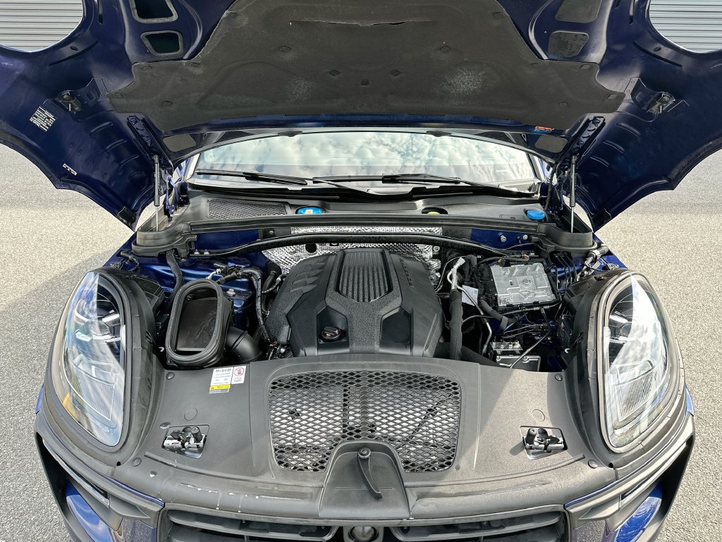 Certified 2024 Porsche Macan AWD/4WD image 32