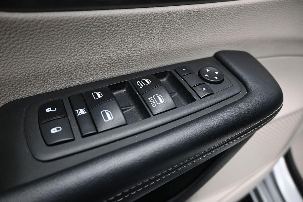 Used 2023 Chrysler Pacifica Touring-L FWD image 11