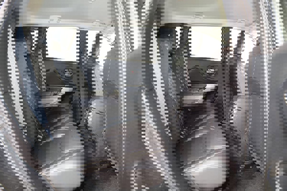 Used 2018 Jeep Cherokee Latitude Plus w/ Cold Weather Group FWD image 12