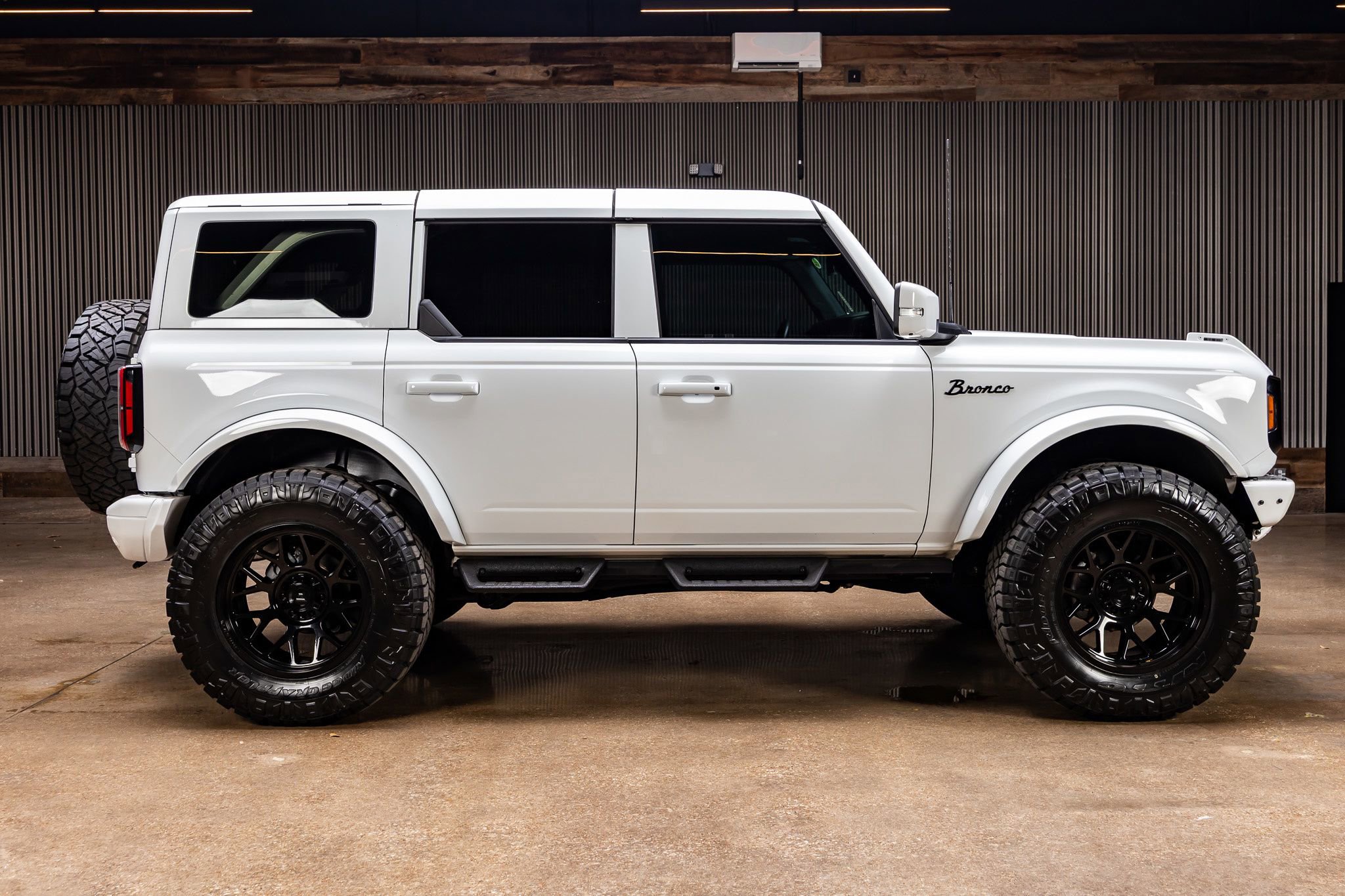 Used 2024 Ford Bronco Badlands image 11