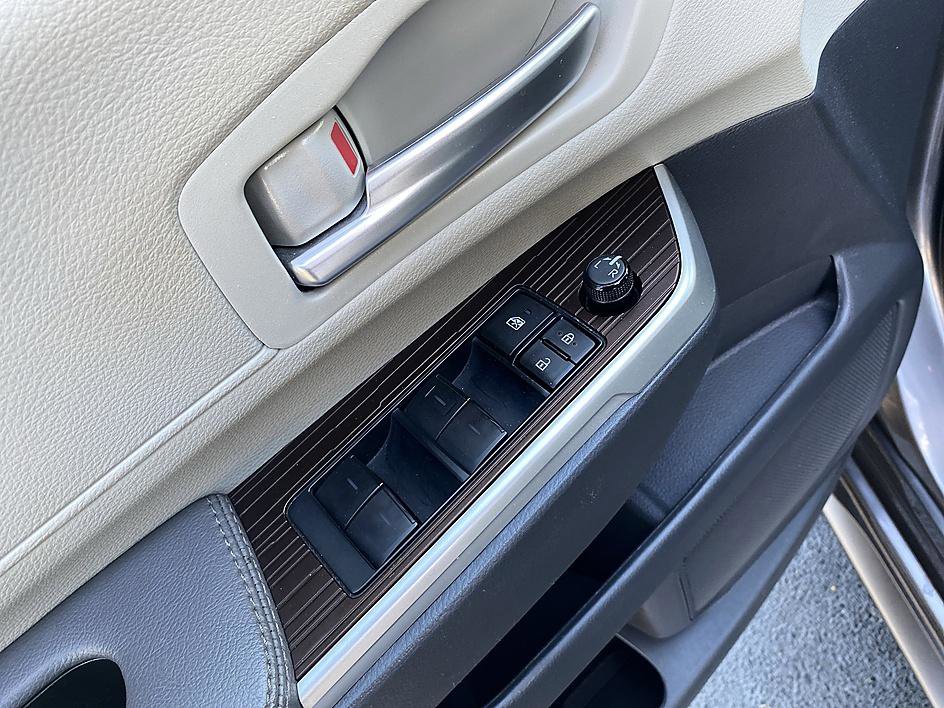 Certified 2024 Toyota Sienna XLE FWD image 3