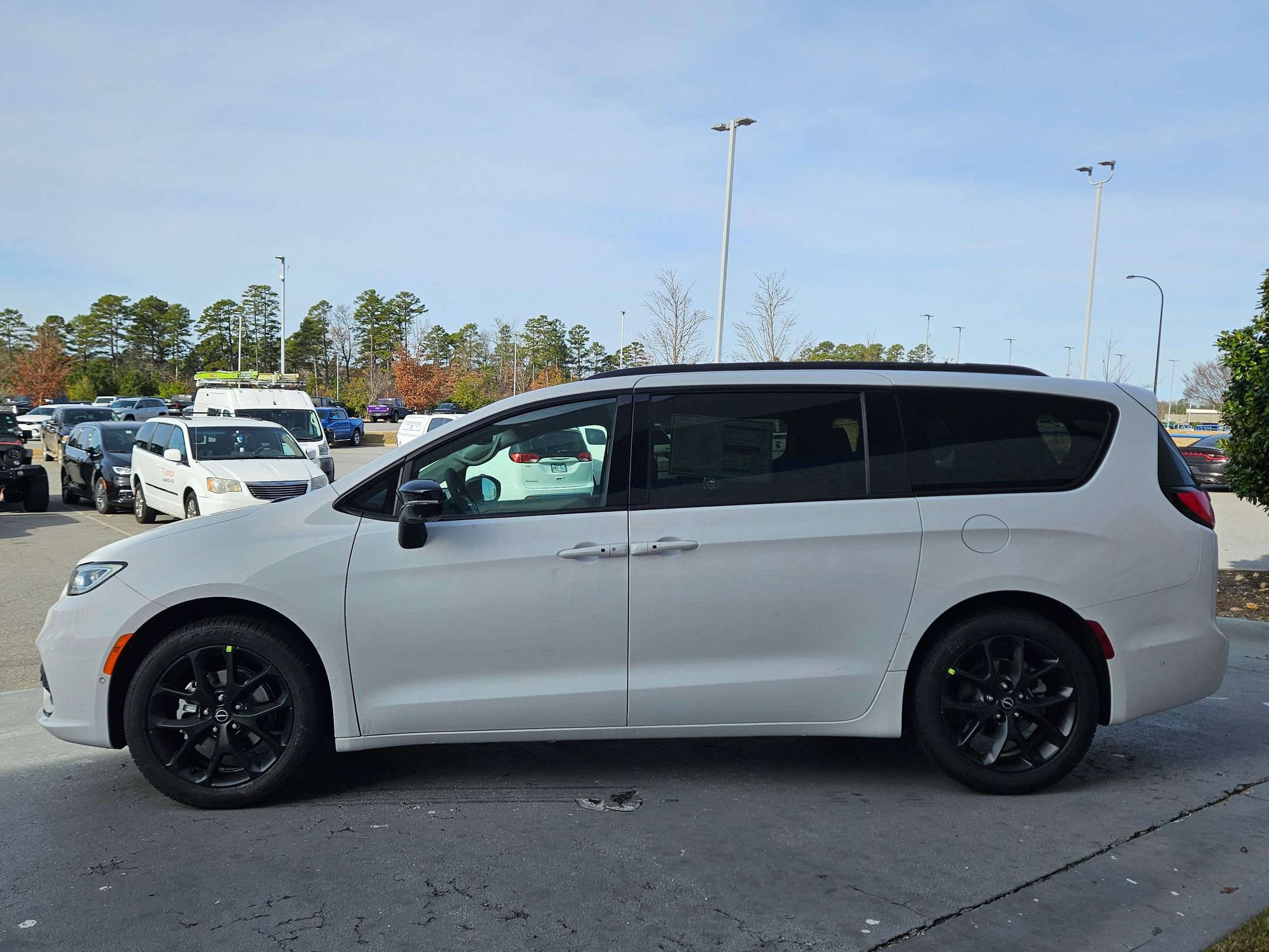 New 2026 Chrysler Pacifica Select image 4