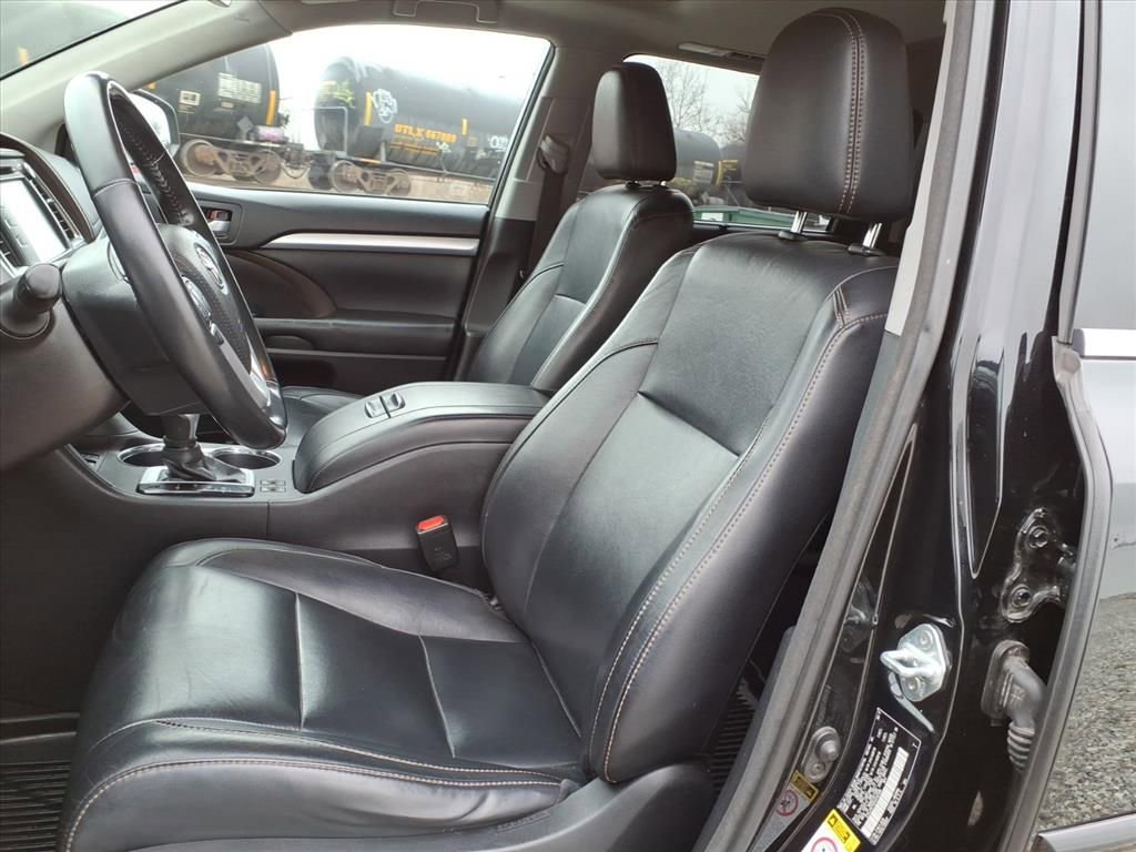 Used 2017 Toyota Highlander XLE image 12