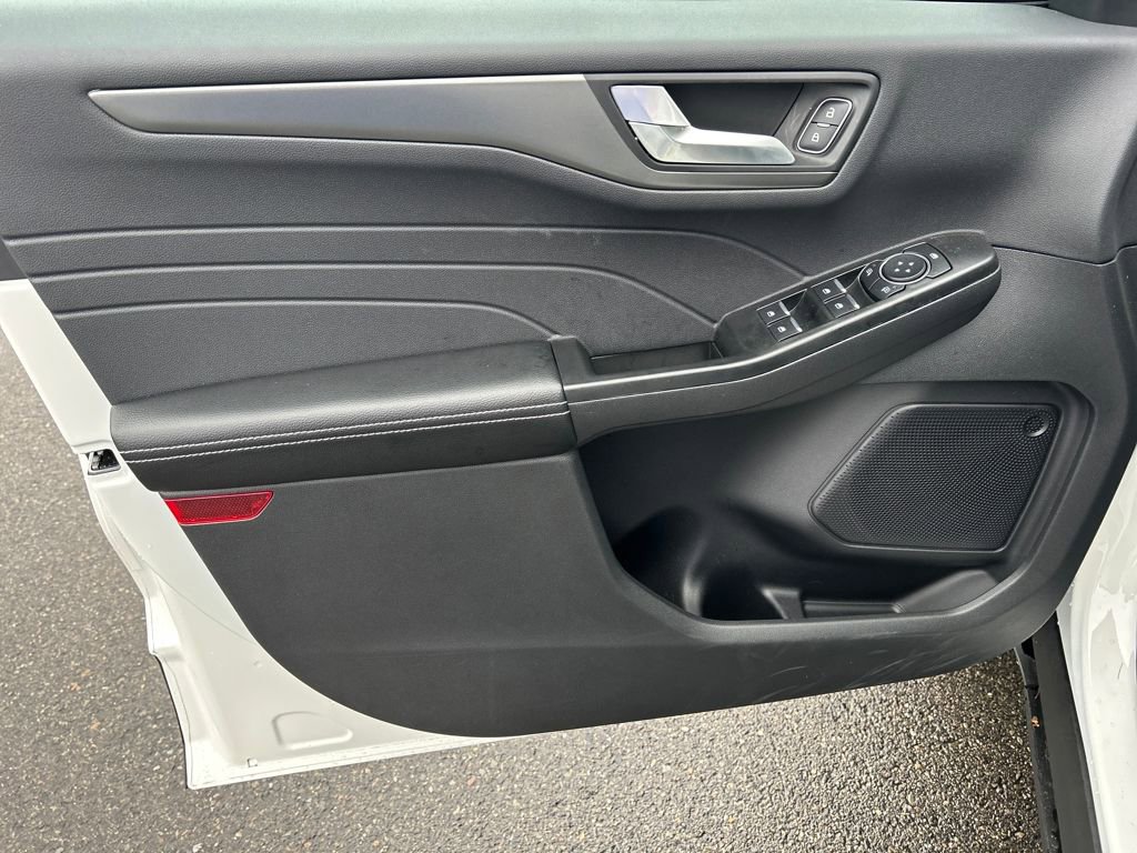 Used 2025 Ford Escape SE w/ Class II Trailer Tow Package image 16