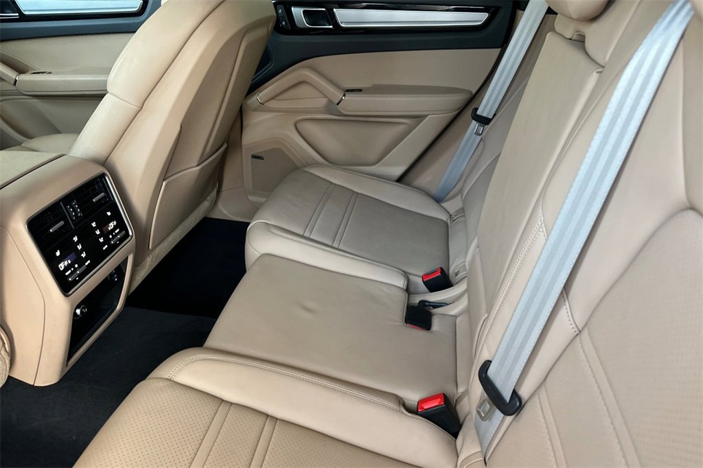 Used 2023 Porsche Cayenne Platinum Edition image 5