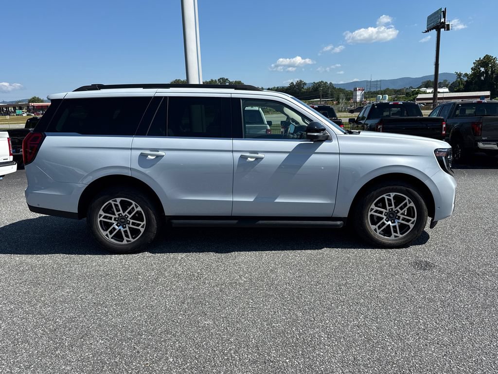 Used 2025 Ford Expedition Active AWD/4WD image 8