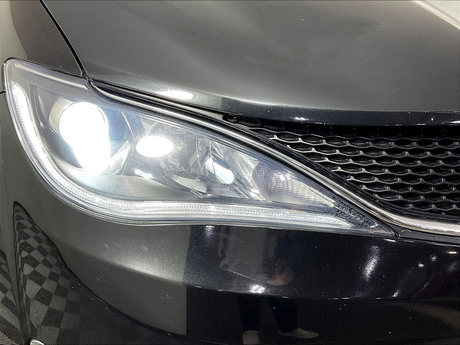 Used 2018 Chrysler Pacifica Limited FWD image 33