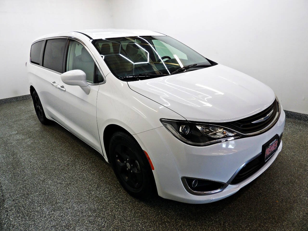 Used 2019 Chrysler Pacifica Touring Plus FWD image 3