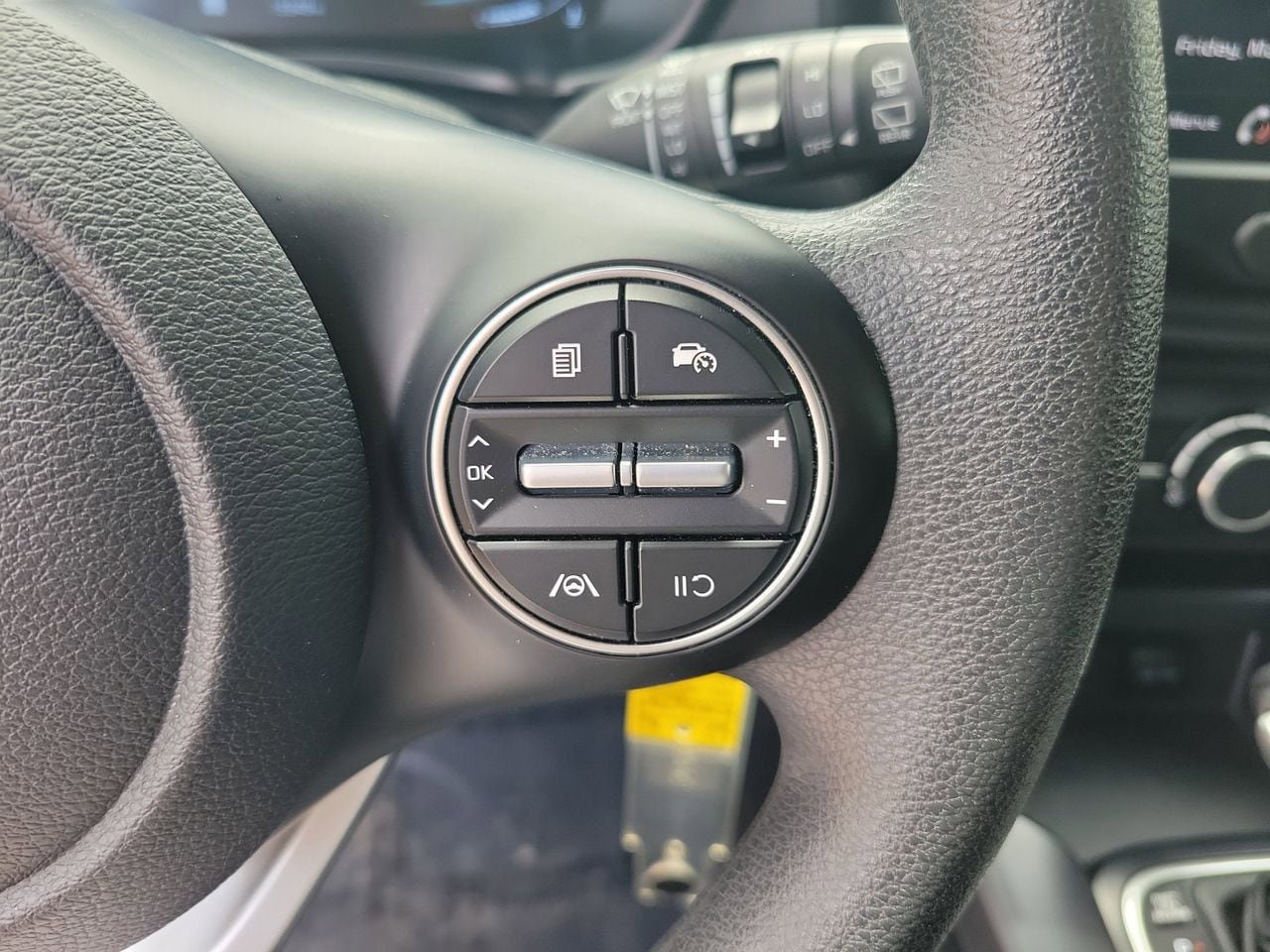Used 2025 Kia Soul LX w/ LX Technology Package FWD image 19