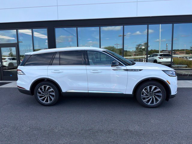 New 2026 Lincoln Aviator AWD image 2