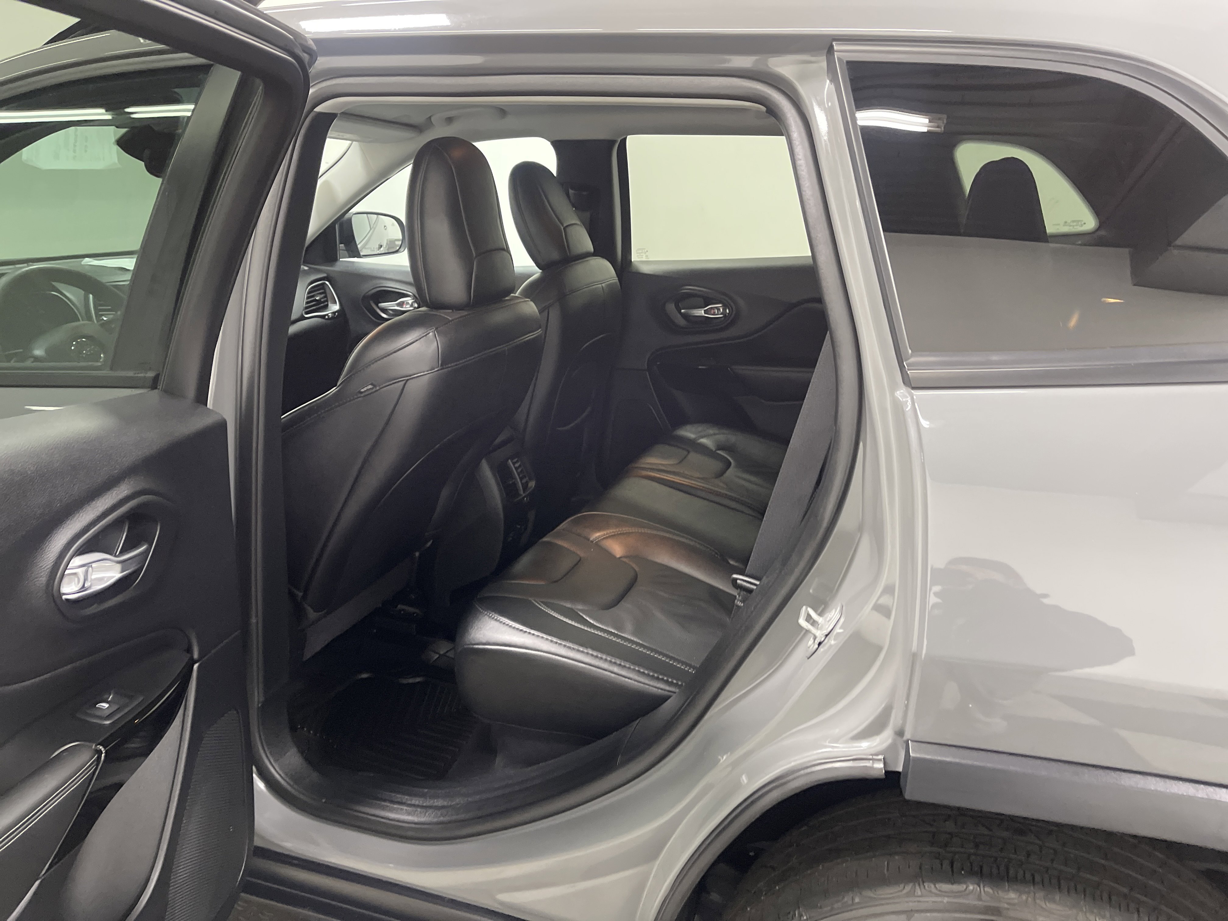 Used 2023 Jeep Cherokee Altitude Lux image 13