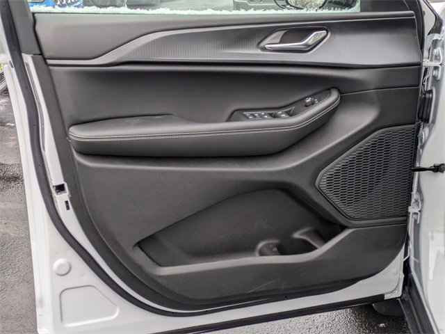 New 2025 Jeep Grand Cherokee Altitude image 12