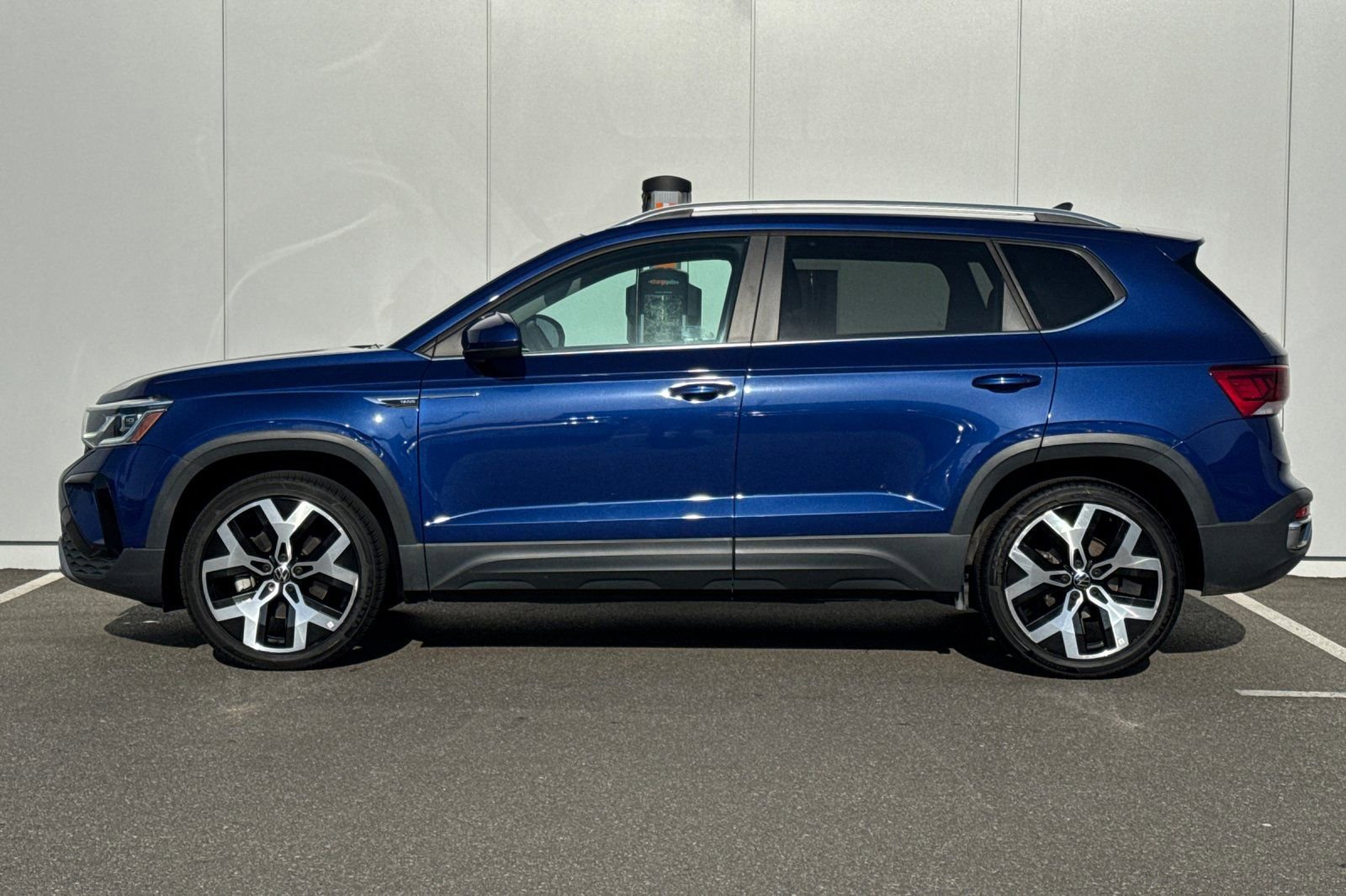 Used 2022 Volkswagen Taos SEL image 2